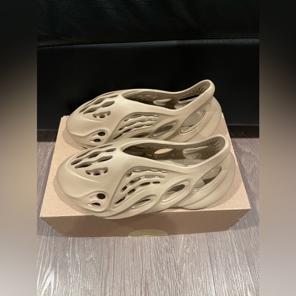 Adidas Yeezy Foam RNNR Mist - Picture 6 of 9